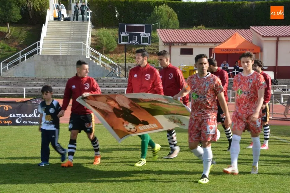 Foto 2 - Unionistas y el Guijuelo rinden homenaje a Rub&eacute;n en el &uacute;ltimo derbi charro de la temporada  