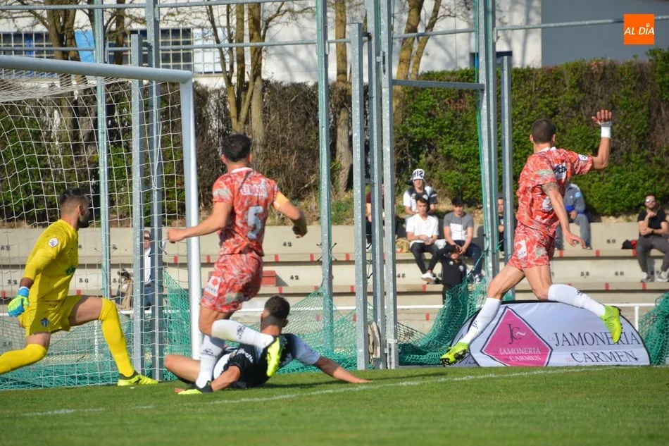 Foto 11 - Unionistas aleja al Guijuelo del sue&ntilde;o del play off (1-0)