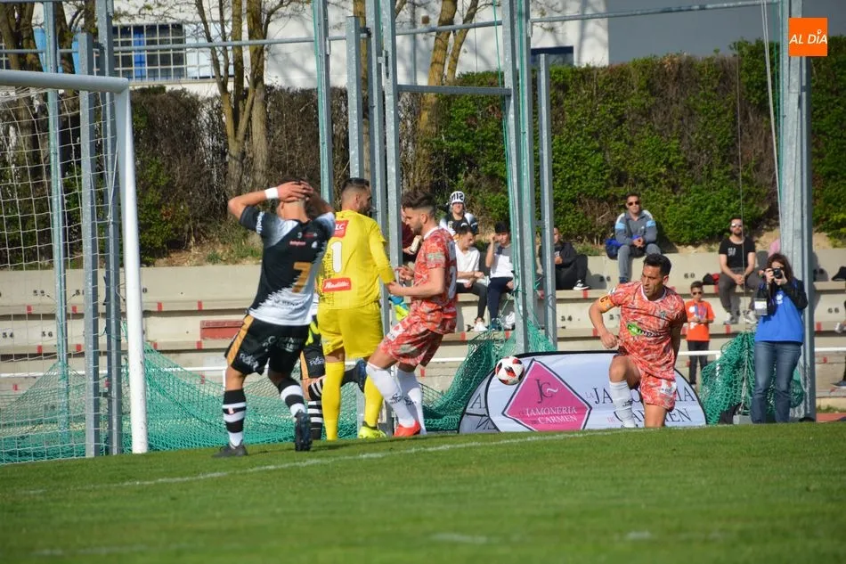 Foto 9 - Unionistas aleja al Guijuelo del sue&ntilde;o del play off (1-0)