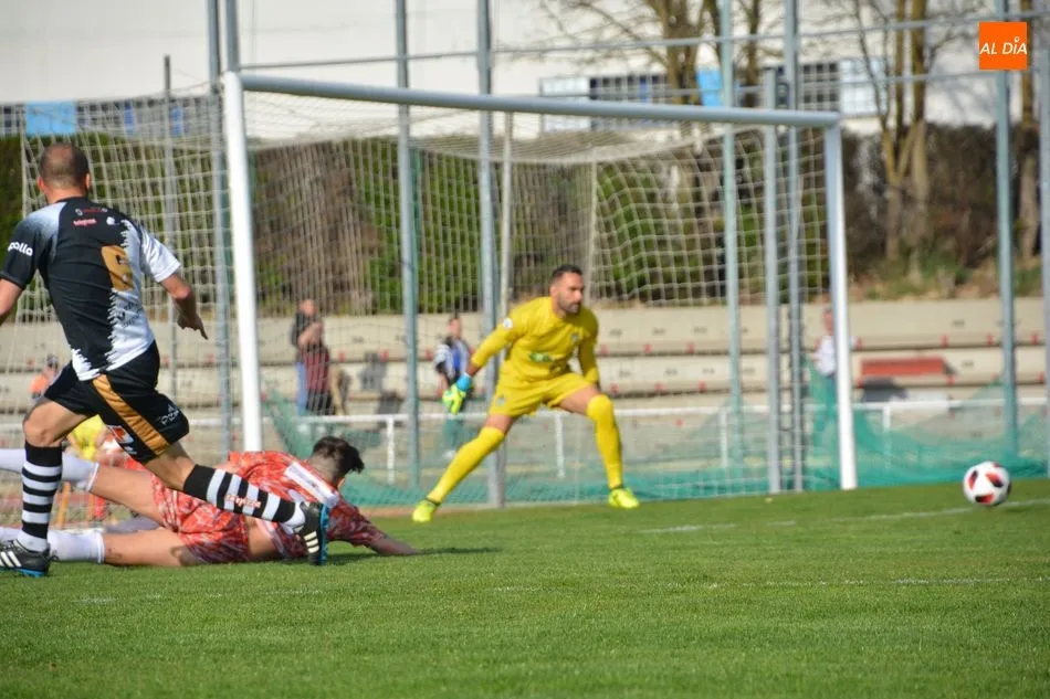Foto 5 - Unionistas aleja al Guijuelo del sue&ntilde;o del play off (1-0)