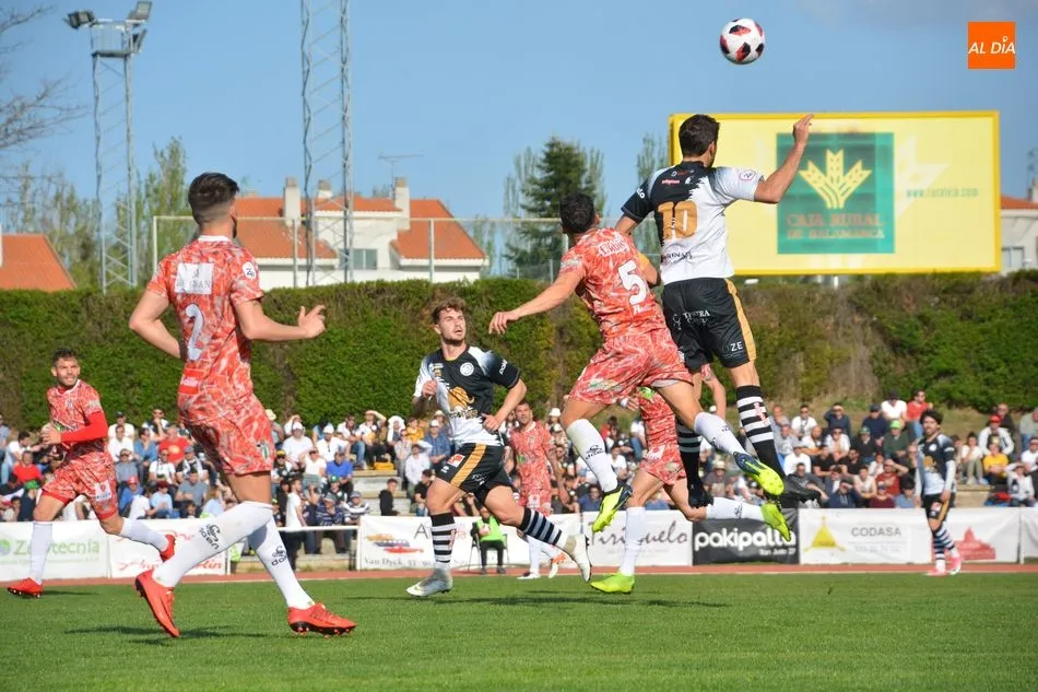 Foto 4 - Unionistas aleja al Guijuelo del sue&ntilde;o del play off (1-0)