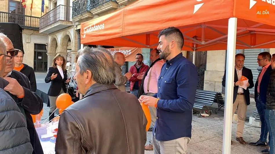 Gonzalo Bautista junto a sus compañeros en la Plaza Mayor de Alba