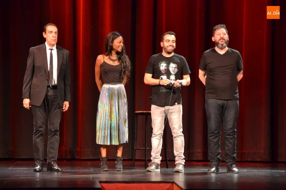 Foto 10 - El S&aacute;bado Santo se vuelve a llenar de risas con recuerdo musical incluido para el Obispo Ra&uacute;l...