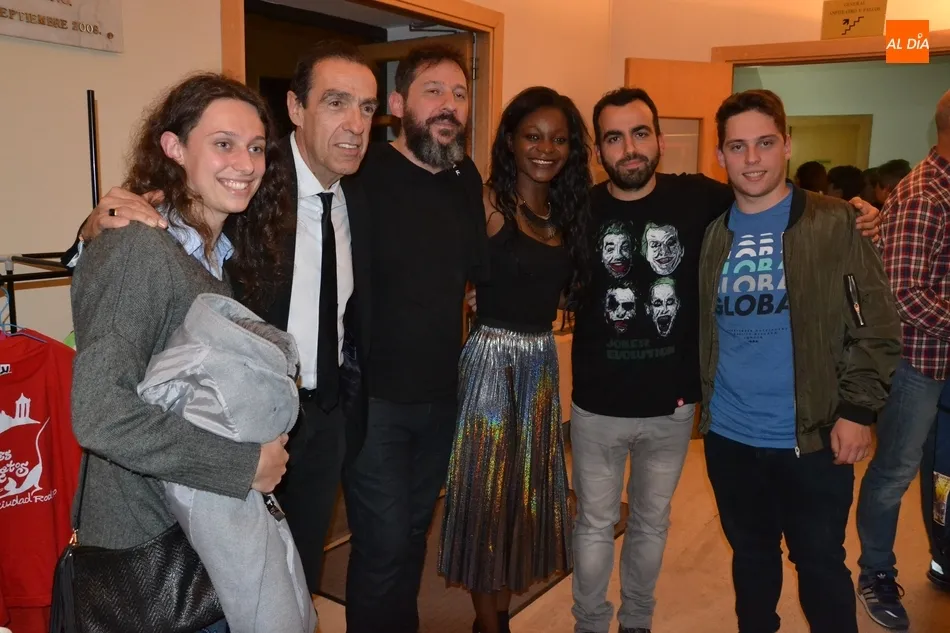 Foto 7 - El S&aacute;bado Santo se vuelve a llenar de risas con recuerdo musical incluido para el Obispo Ra&uacute;l...