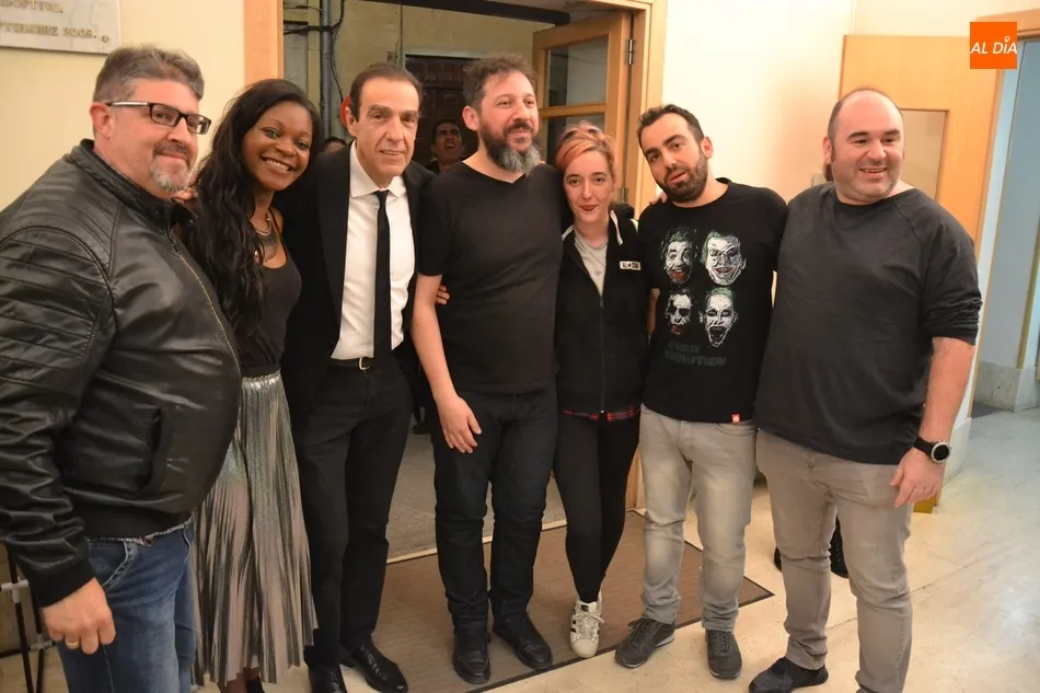 Foto 2 - El S&aacute;bado Santo se vuelve a llenar de risas con recuerdo musical incluido para el Obispo Ra&uacute;l...