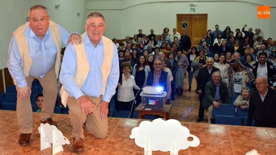 Los actores quisieron llevarse una foto de recuerdo con el público lumbralense / E. Corredera