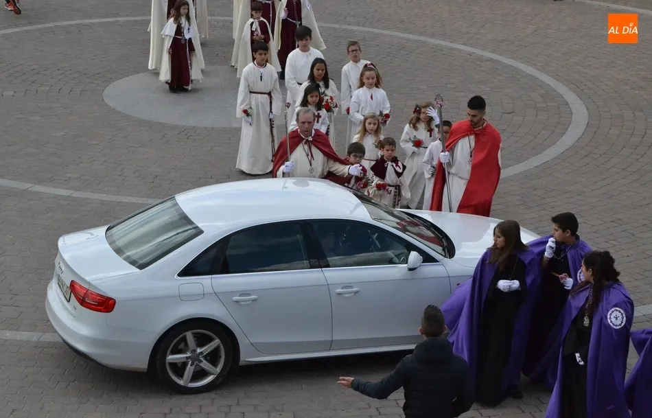 Un conductor, a punto de arrollar a varios niños en la procesión del Resucitado por su actitud...