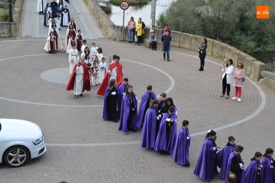 Foto 5 - Un conductor, a punto de arrollar a varios ni&ntilde;os en la procesi&oacute;n del Resucitado por su actitud...