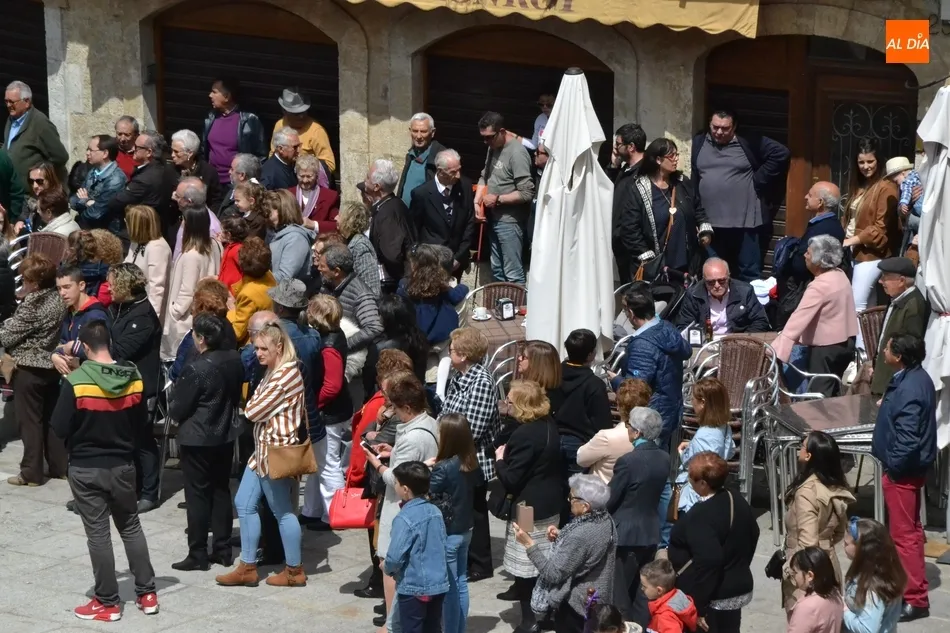 Foto 7 - La Misa en la Catedral alarga el multitudinario colof&oacute;n de la Semana Santa  
