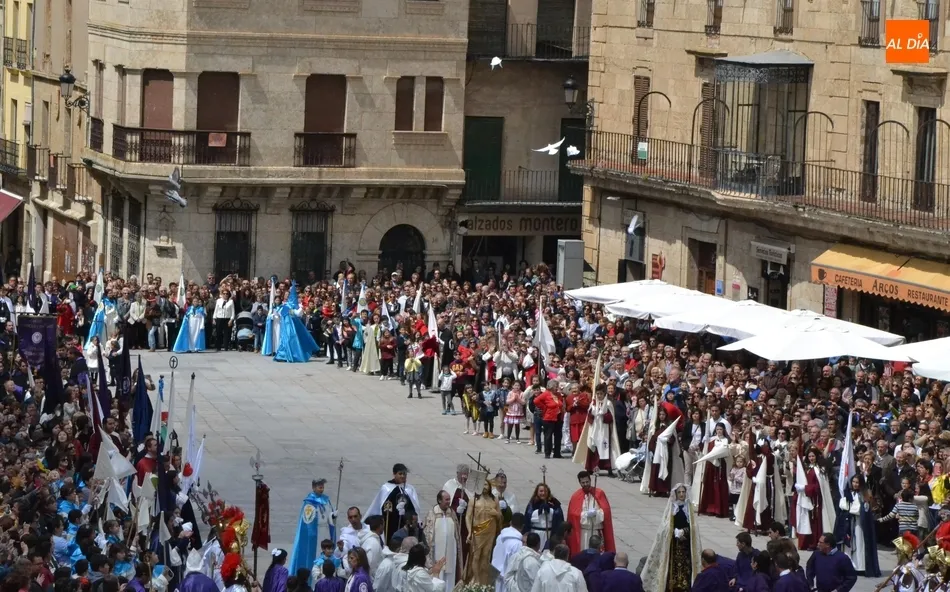 Foto 10 - La Misa en la Catedral alarga el multitudinario colof&oacute;n de la Semana Santa  
