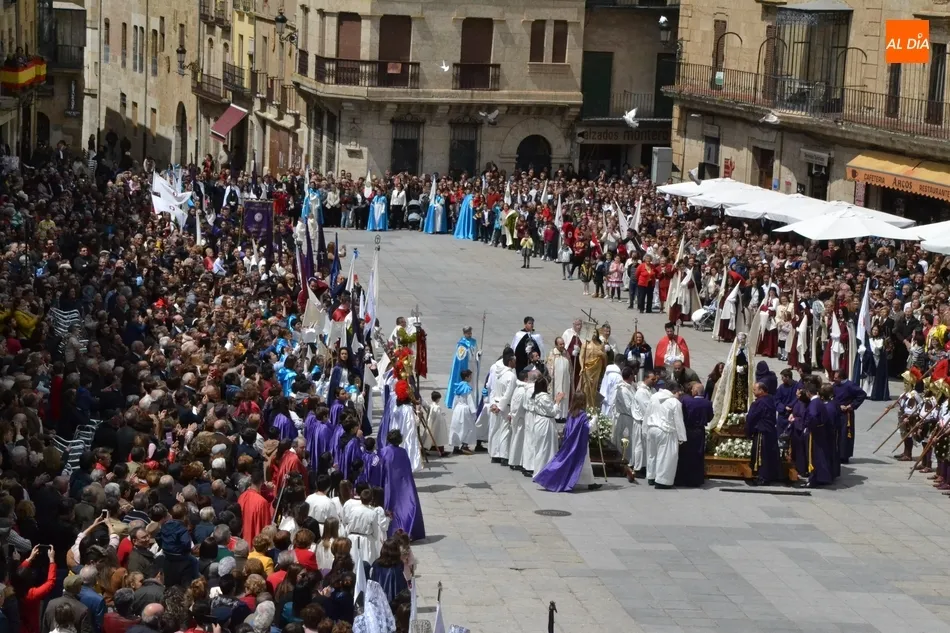 Foto 9 - La Misa en la Catedral alarga el multitudinario colof&oacute;n de la Semana Santa  