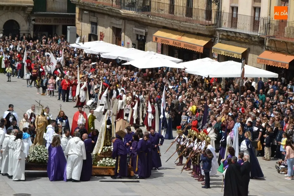 Foto 8 - La Misa en la Catedral alarga el multitudinario colof&oacute;n de la Semana Santa  