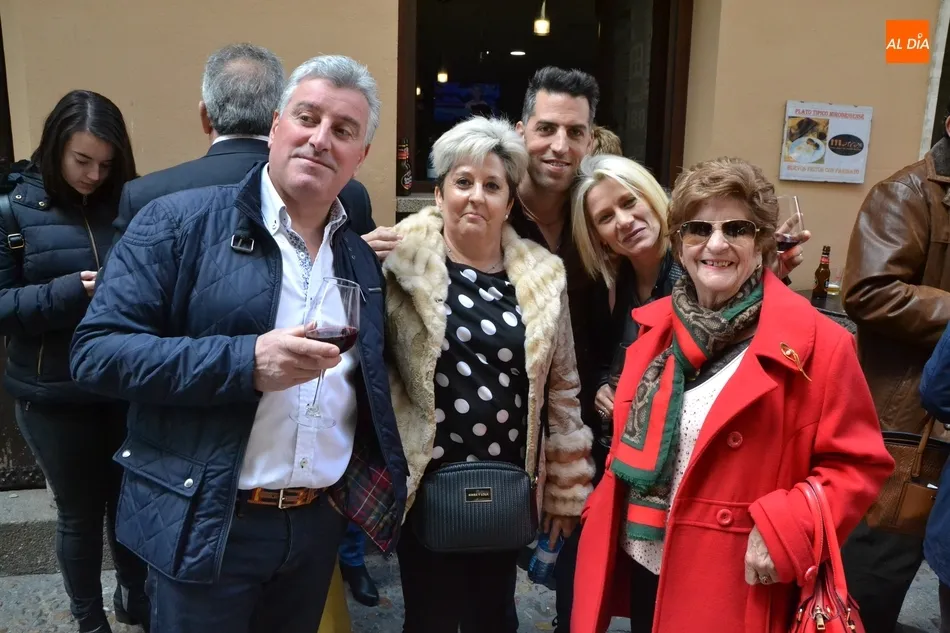 Foto 6 - Cientos de personas disfrutan en los bares del Domingo de Resurrecci&oacute;n  
