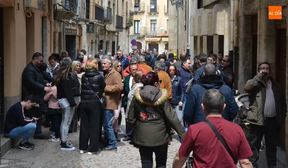 Foto 2 - Cientos de personas disfrutan en los bares del Domingo de Resurrecci&oacute;n  