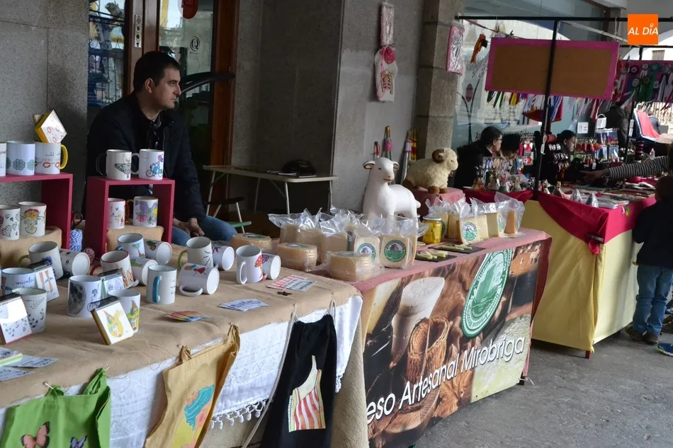 Foto 9 - Los artesanos recogen sus puestos tras cuatro d&iacute;as en las calles  