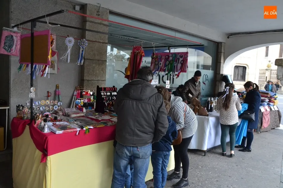 Foto 8 - Los artesanos recogen sus puestos tras cuatro d&iacute;as en las calles  