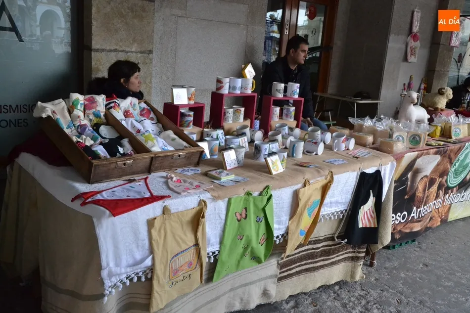 Foto 10 - Los artesanos recogen sus puestos tras cuatro d&iacute;as en las calles  