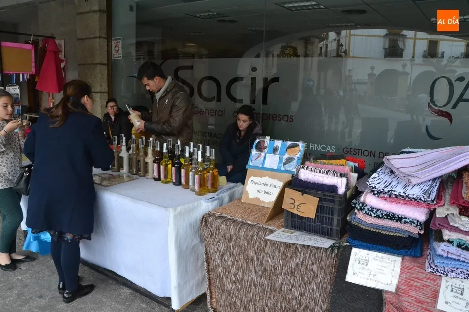 Foto 7 - Los artesanos recogen sus puestos tras cuatro d&iacute;as en las calles  