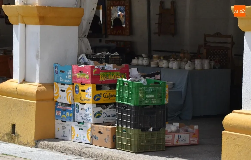 Foto 5 - Los artesanos recogen sus puestos tras cuatro d&iacute;as en las calles  