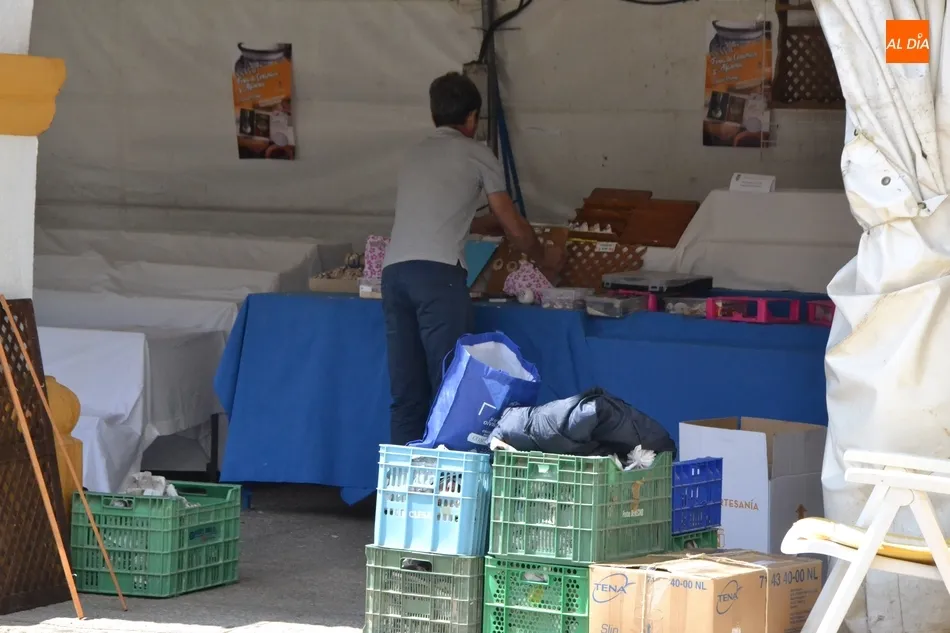 Foto 4 - Los artesanos recogen sus puestos tras cuatro d&iacute;as en las calles  
