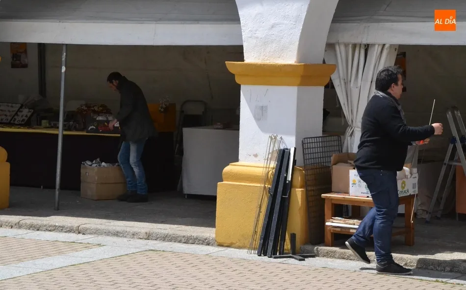 Foto 3 - Los artesanos recogen sus puestos tras cuatro d&iacute;as en las calles  
