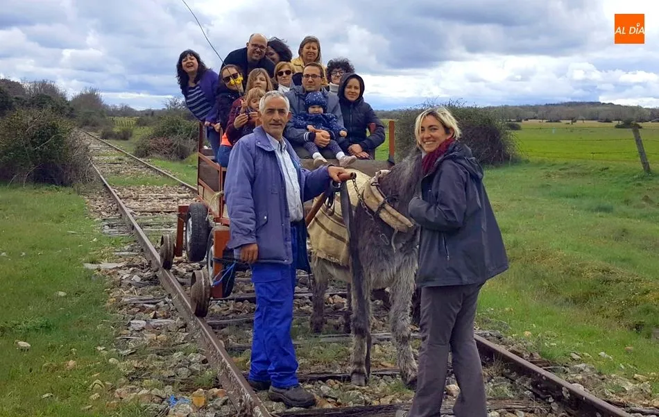 Contra la desidia y el olvido: imaginación. Llega el Burro-tren a Bogajo y a Villavieja