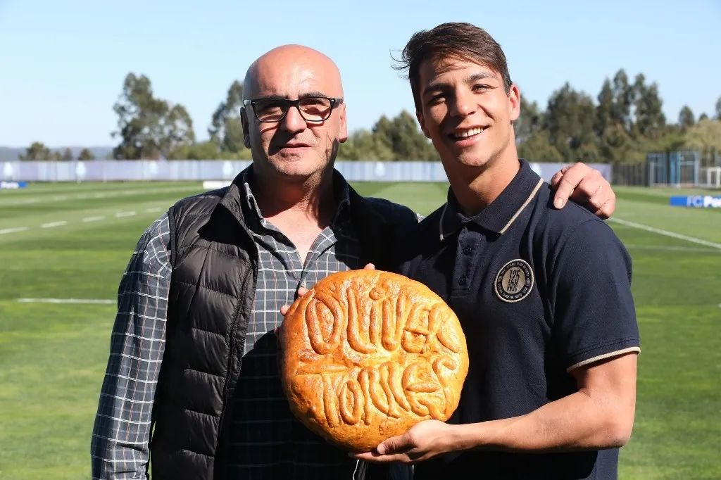 El jugador del Oporto Oliver Torres recibe un hornazo personalizado procedente de Serradilla del...