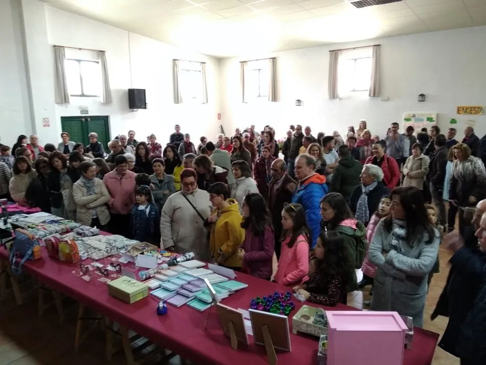 Vecinos de Villoruela observan los productos a la venta