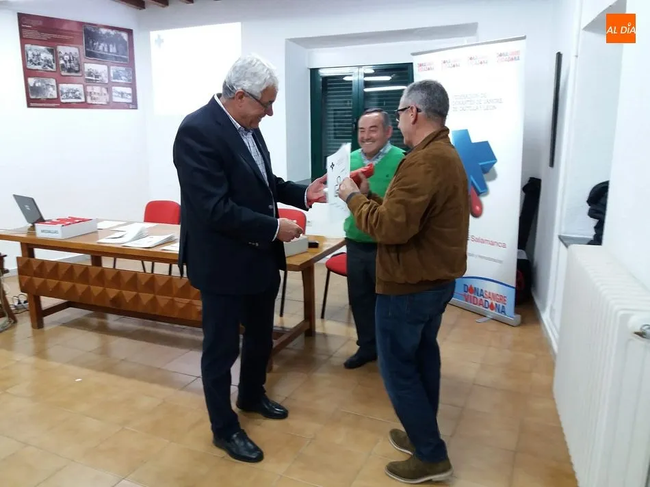 Foto 10 - La Hermandad de Donantes de Sangre entrega 19 medallas en Los Santos