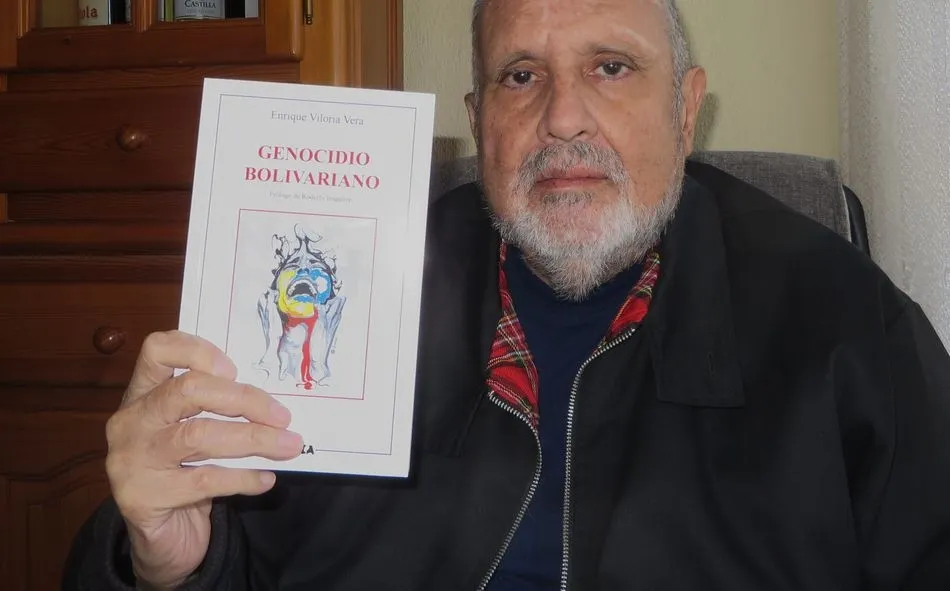 El escritor Viloria Vera con su libro. Foto de Jacqueline Alencar