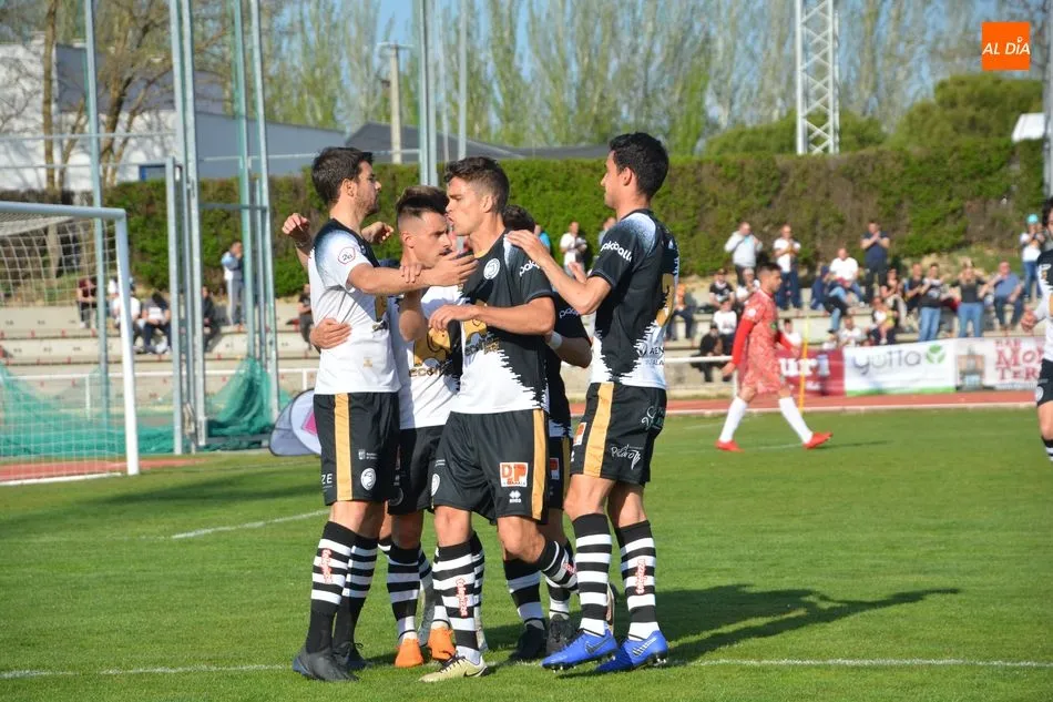 Unionistas celebra un gol en el derbi ante el Guijuelo / Lydia González