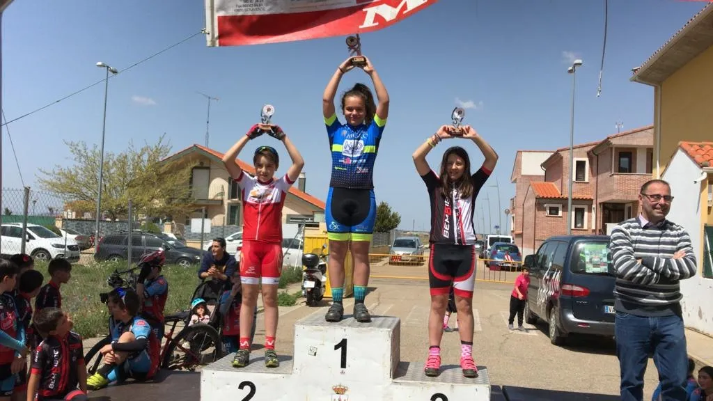 Foto 8 - Salma Dom&iacute;nguez se impone en Benavente y lidera la participaci&oacute;n de la Escuela de Ciclismo...