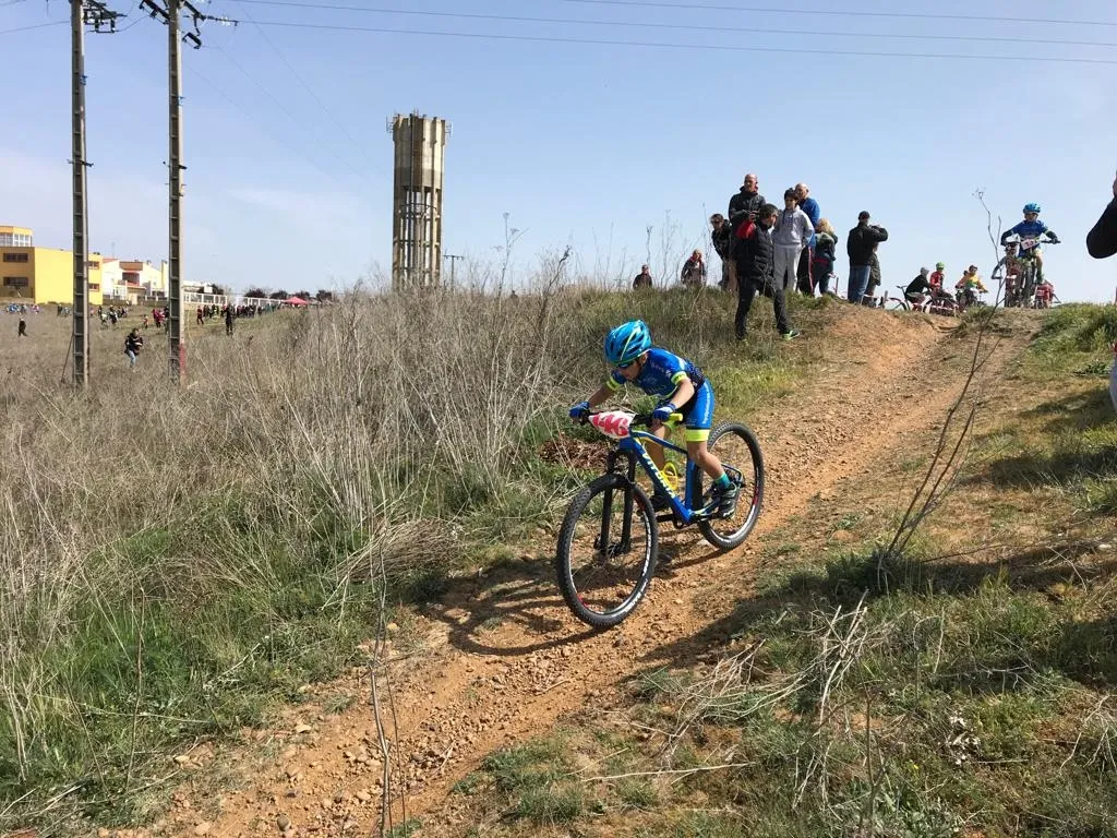 Foto 7 - Salma Dom&iacute;nguez se impone en Benavente y lidera la participaci&oacute;n de la Escuela de Ciclismo...