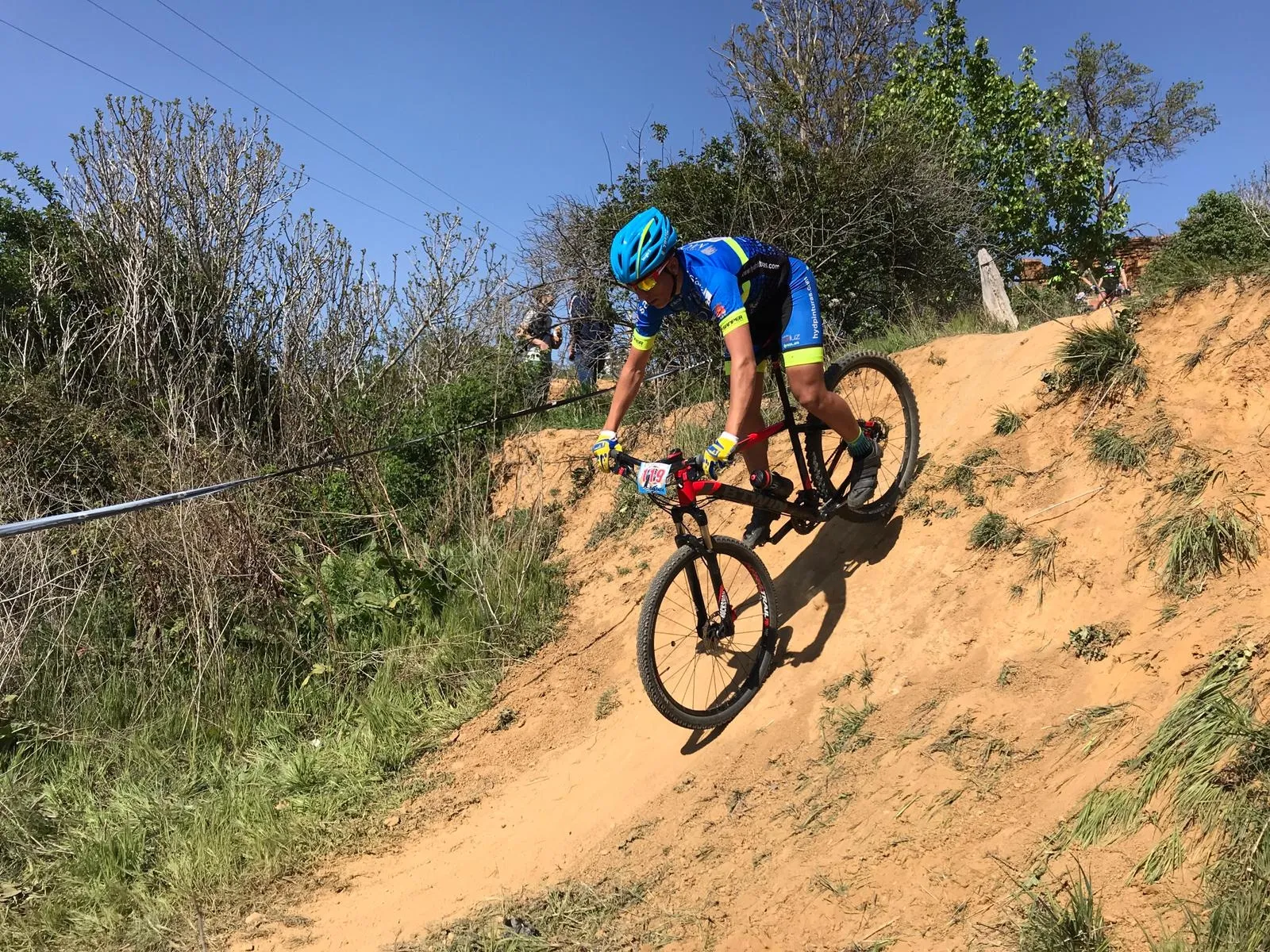 Un corredor desciende por una cuesta