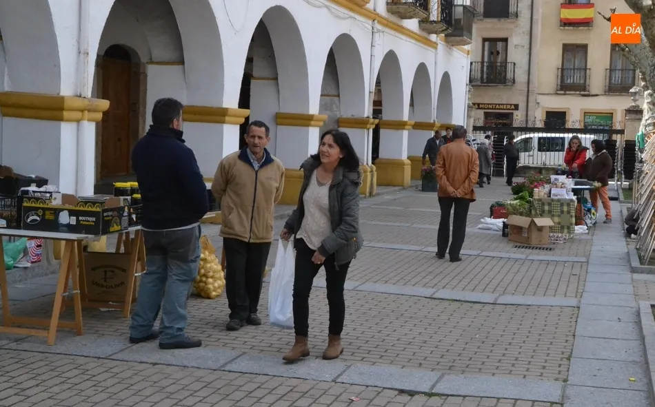 Foto 4 - Edici&oacute;n adelantada del Mercado de los Martes en un Lunes de Pascua de gran ajetreo  