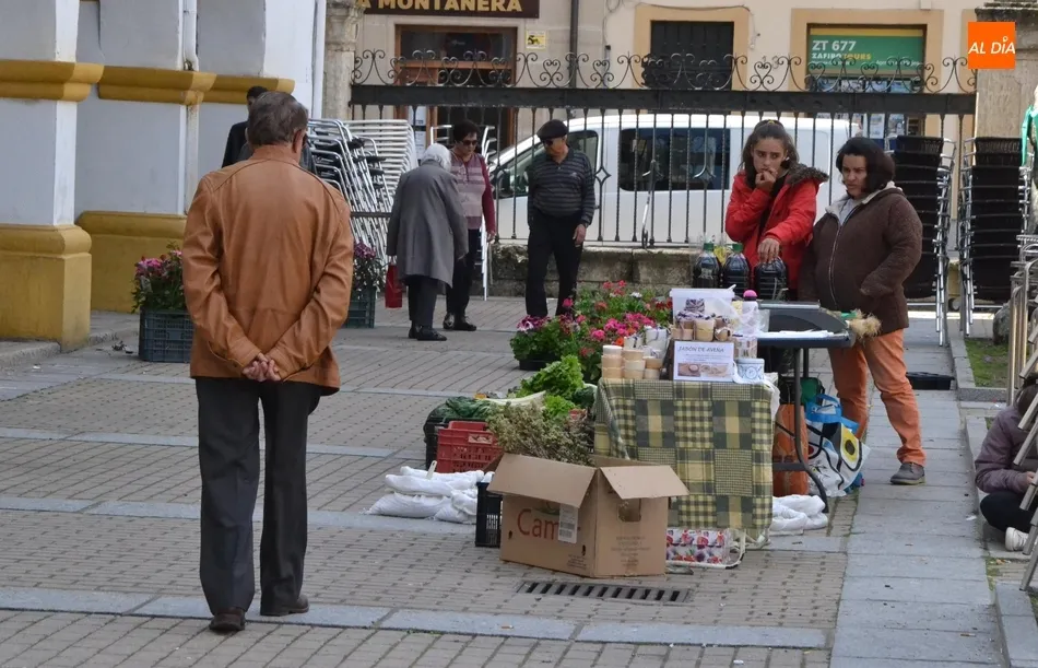 Foto 3 - Edici&oacute;n adelantada del Mercado de los Martes en un Lunes de Pascua de gran ajetreo  