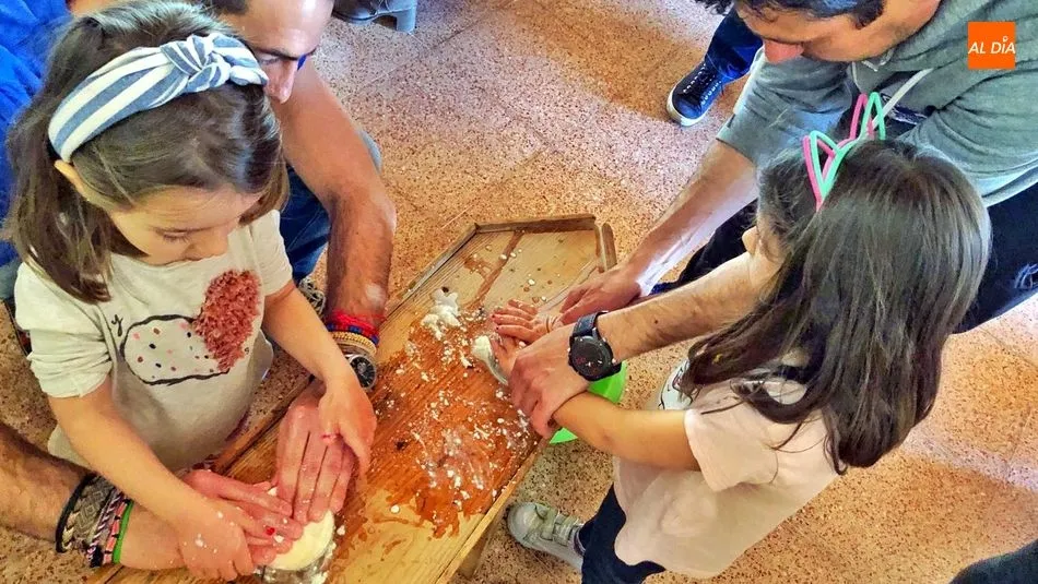 Los niños transformaron la leche cuajada en queso, ayudados por sus padres
