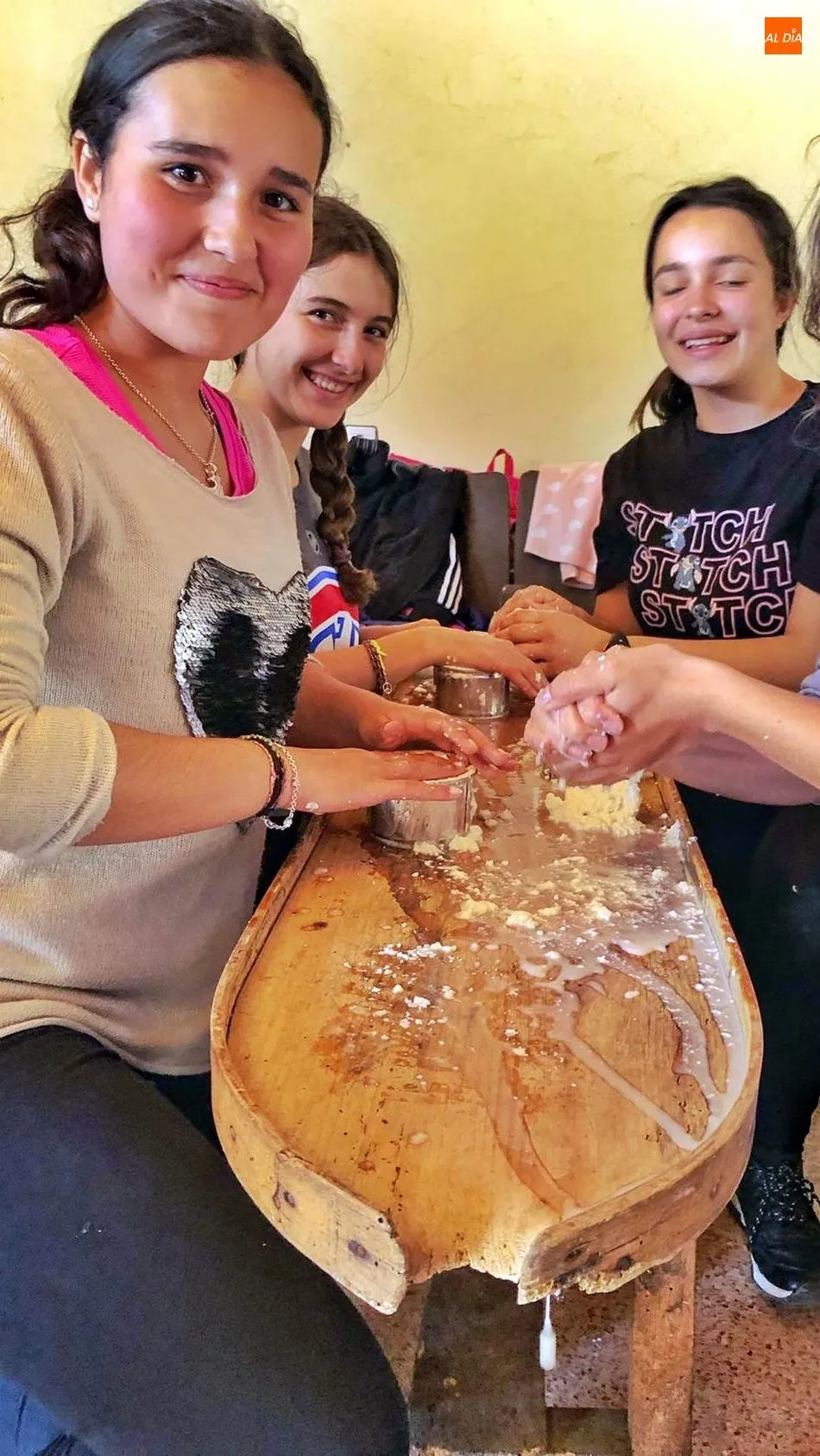 Foto 11 - Los ni&ntilde;os disfrutan elaborando queso artesano en un taller en el Torre&oacute;n de Sobradillo