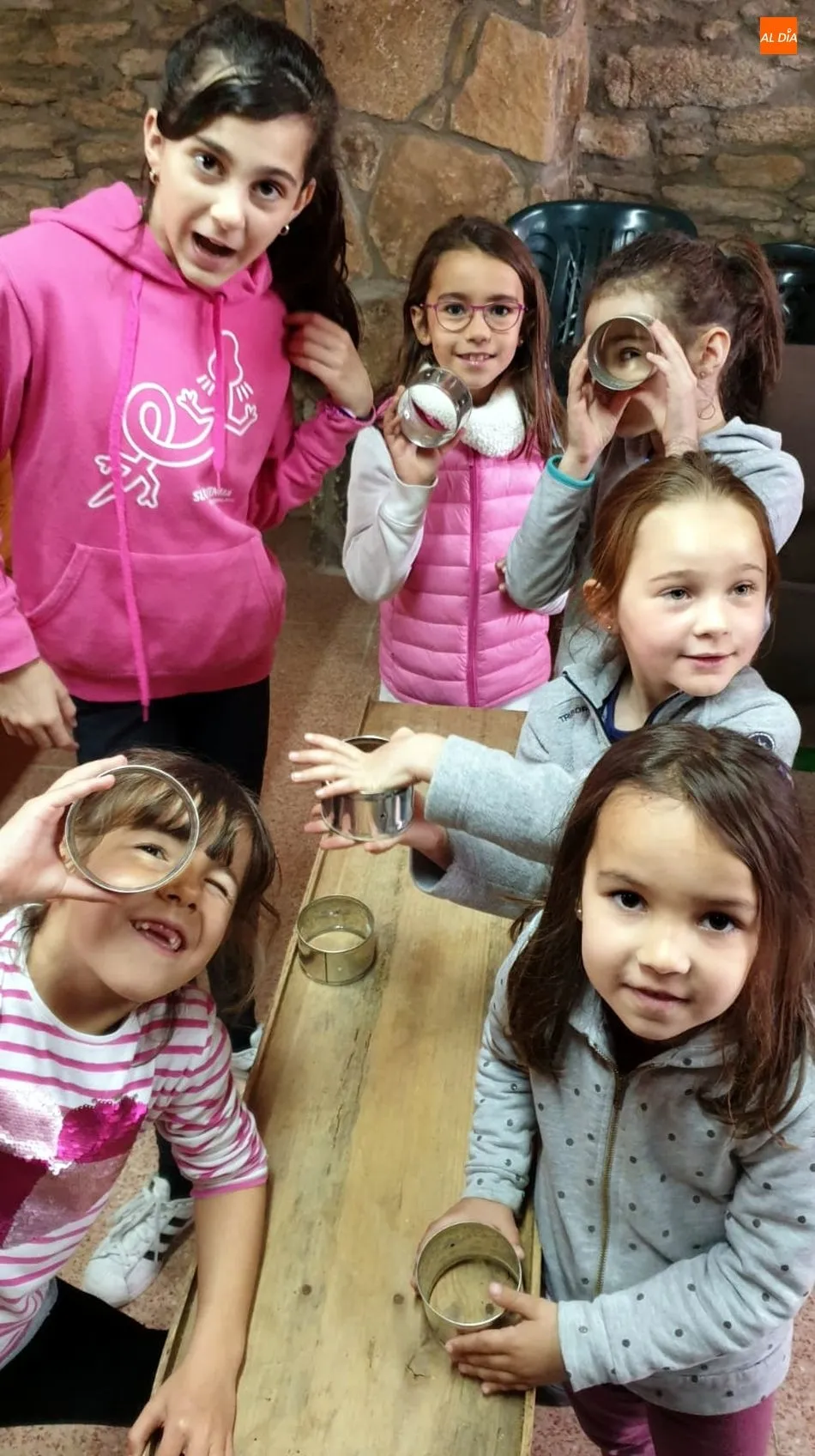 Foto 9 - Los ni&ntilde;os disfrutan elaborando queso artesano en un taller en el Torre&oacute;n de Sobradillo