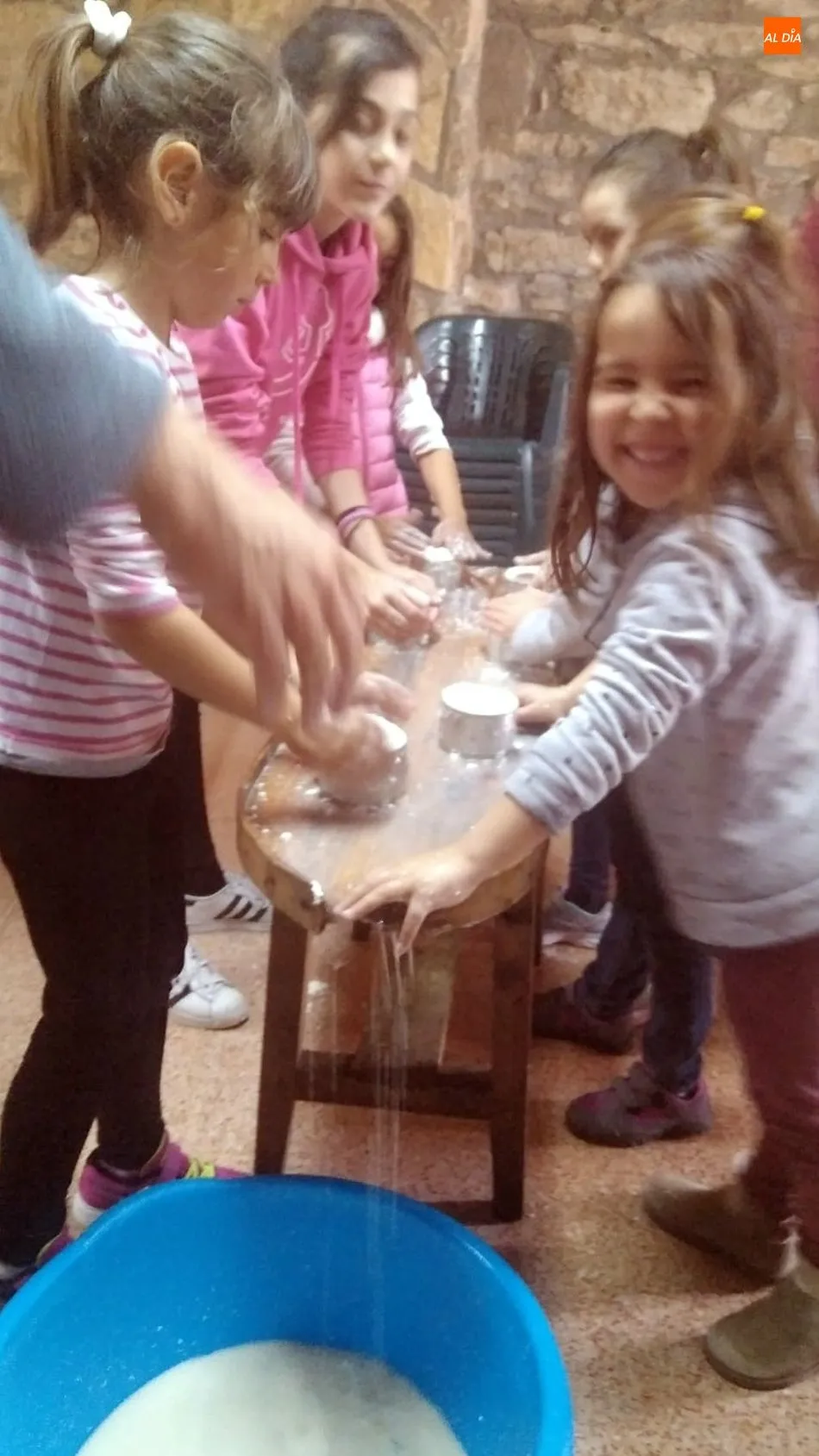 Foto 7 - Los ni&ntilde;os disfrutan elaborando queso artesano en un taller en el Torre&oacute;n de Sobradillo