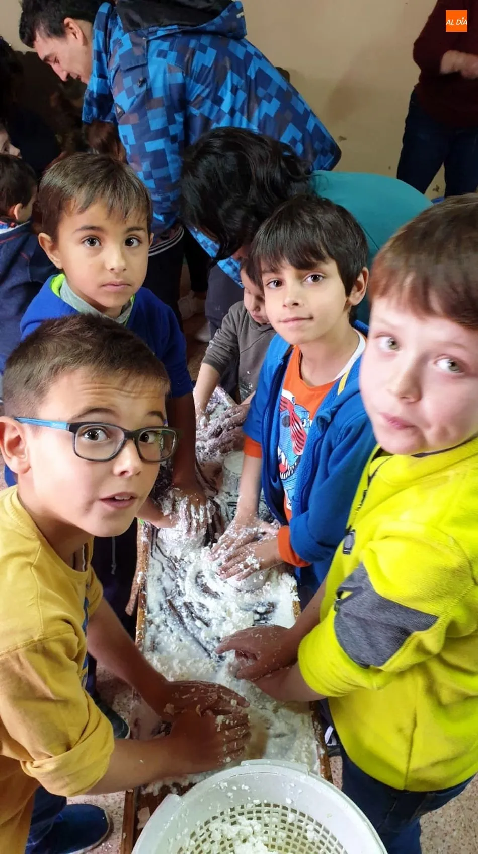 Foto 6 - Los ni&ntilde;os disfrutan elaborando queso artesano en un taller en el Torre&oacute;n de Sobradillo