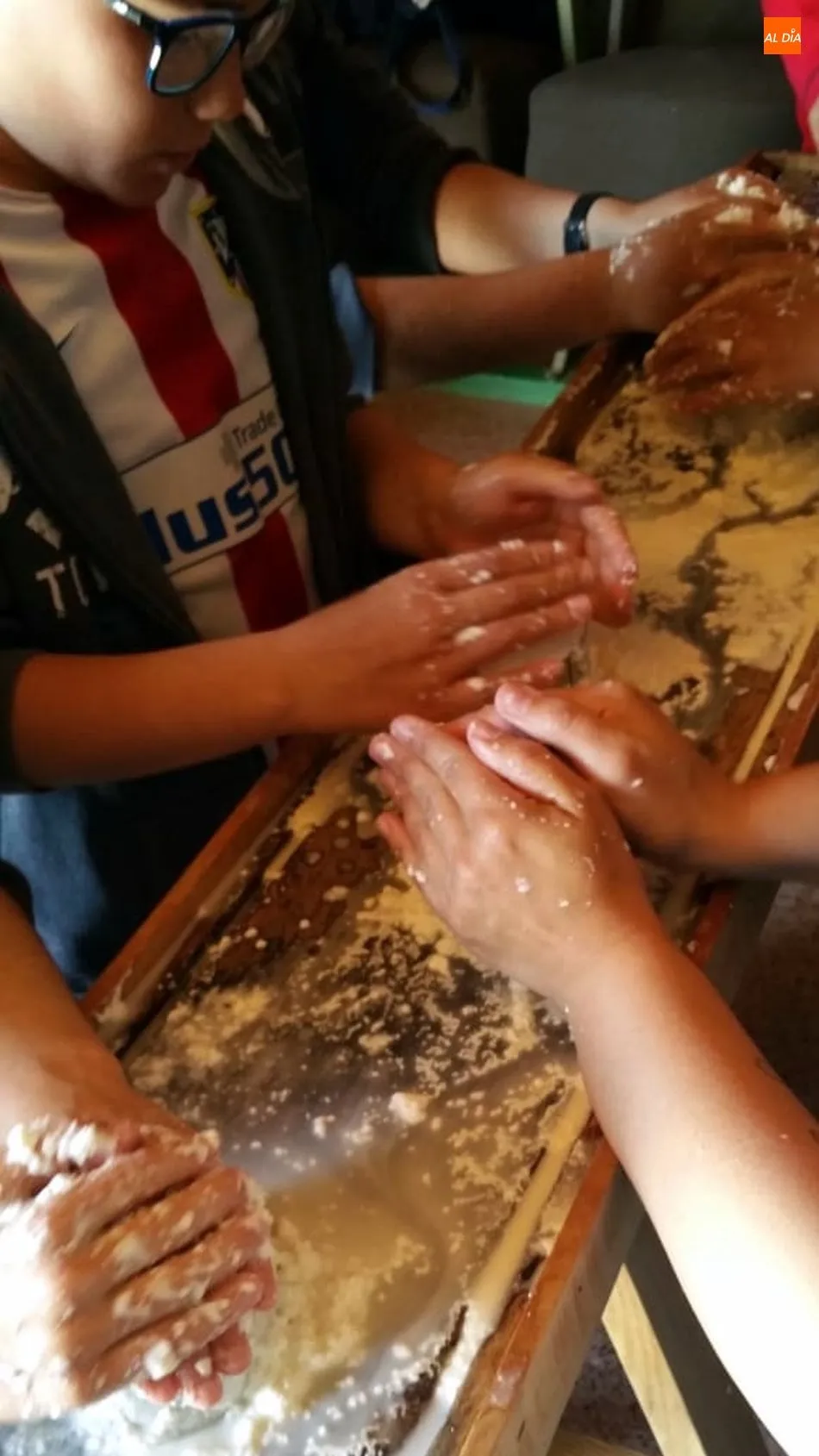 Foto 4 - Los ni&ntilde;os disfrutan elaborando queso artesano en un taller en el Torre&oacute;n de Sobradillo