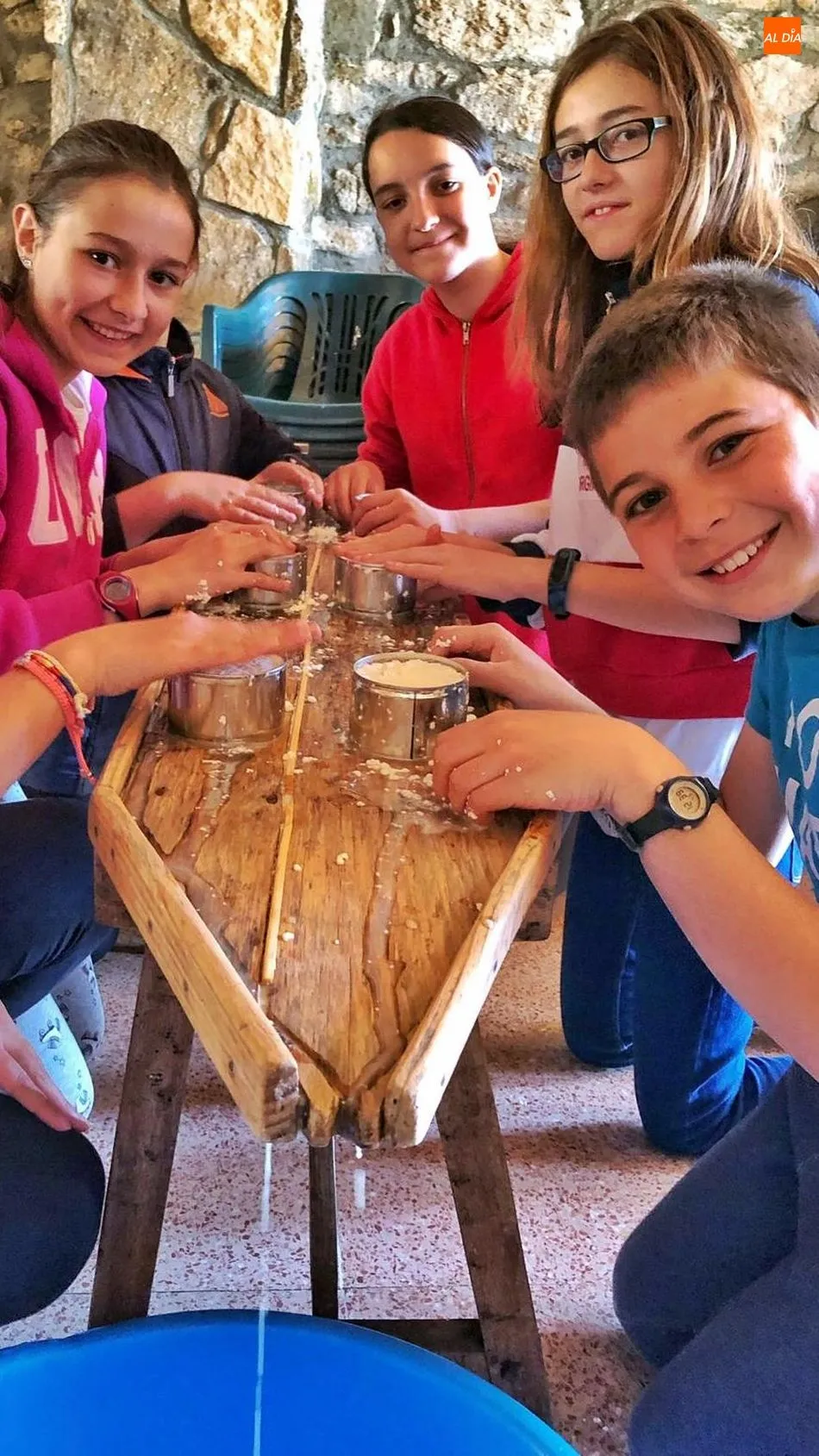 Foto 3 - Los ni&ntilde;os disfrutan elaborando queso artesano en un taller en el Torre&oacute;n de Sobradillo