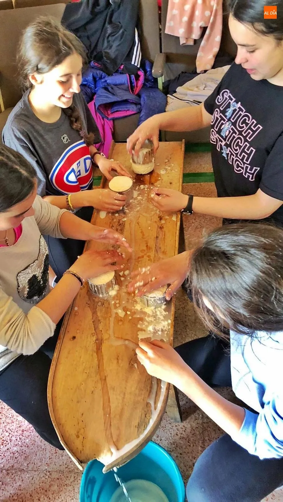 Foto 2 - Los ni&ntilde;os disfrutan elaborando queso artesano en un taller en el Torre&oacute;n de Sobradillo