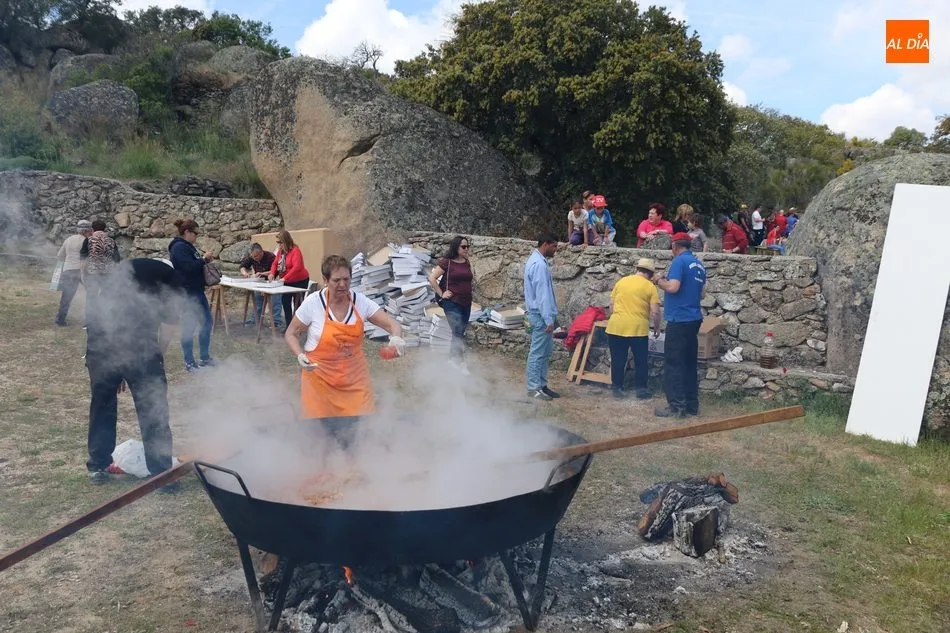 Foto 11 - El Teso de San Crist&oacute;bal congrega a los vecinos de Villarino el Lunes de Pascua  