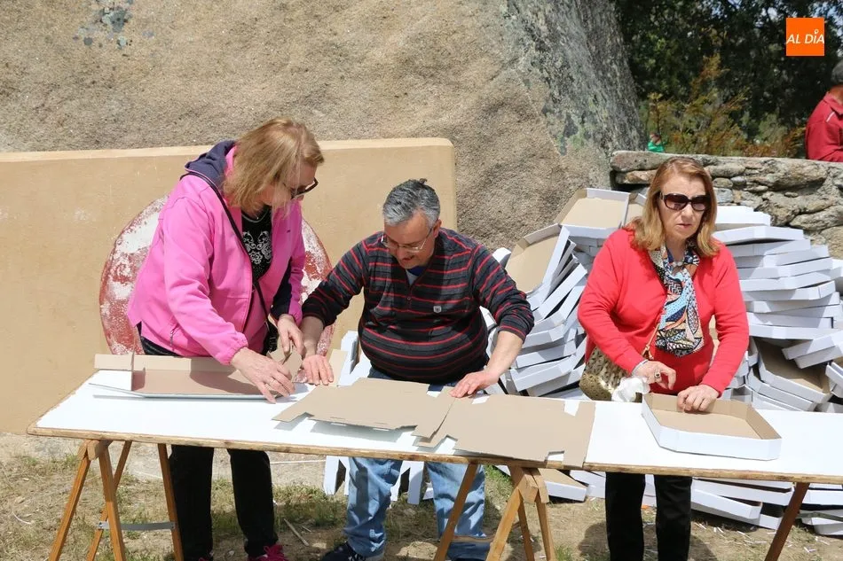 Foto 5 - El Teso de San Crist&oacute;bal congrega a los vecinos de Villarino el Lunes de Pascua  