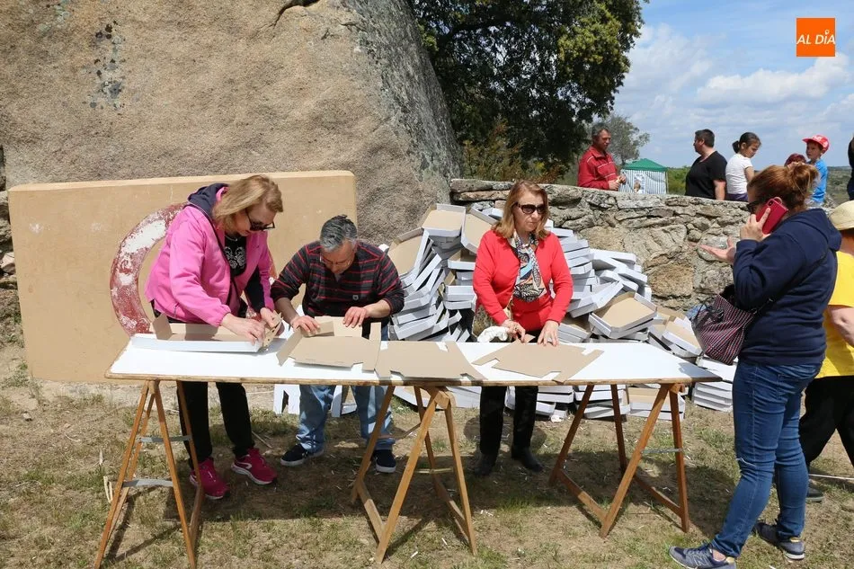 Foto 4 - El Teso de San Crist&oacute;bal congrega a los vecinos de Villarino el Lunes de Pascua  