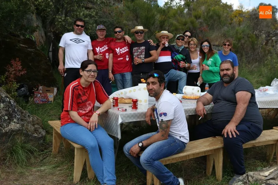 Foto 2 - El Teso de San Crist&oacute;bal congrega a los vecinos de Villarino el Lunes de Pascua  