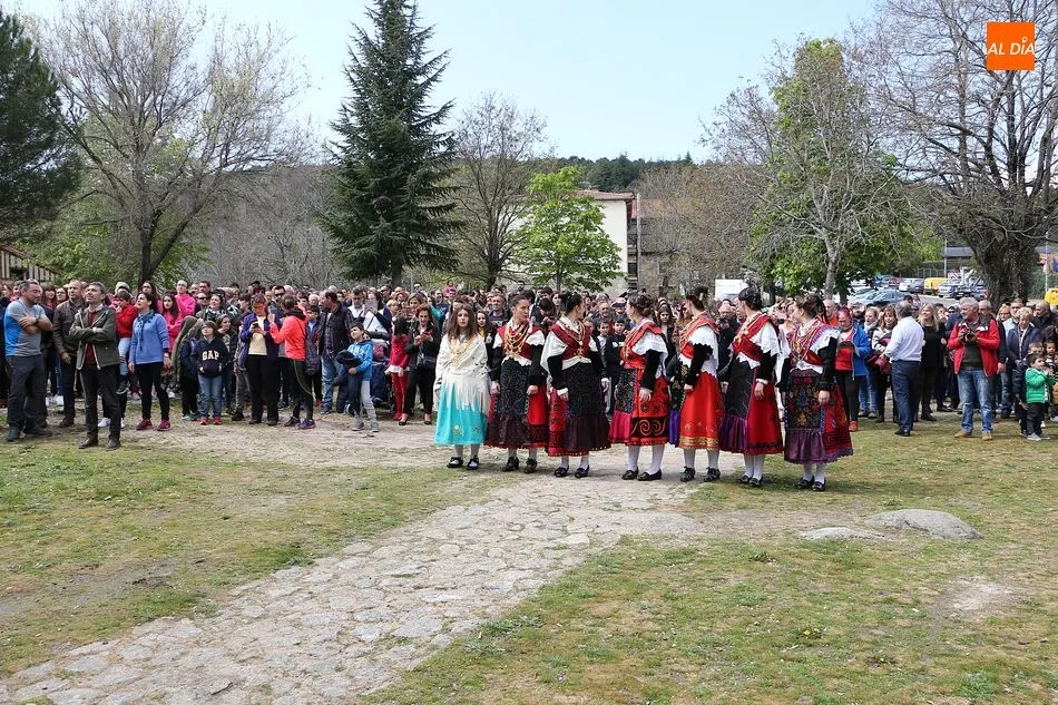 Foto 10 - Numeroso p&uacute;blico presencia el izado del pend&oacute;n de los Quintos