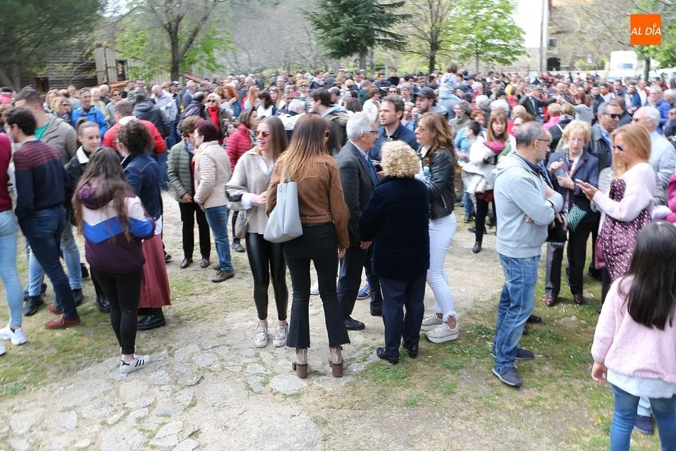 Foto 8 - Numeroso p&uacute;blico presencia el izado del pend&oacute;n de los Quintos